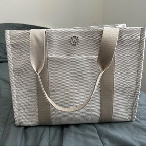 Lululemon 10L Tote